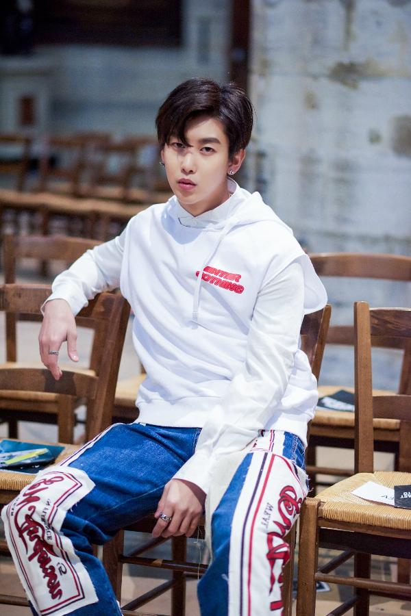 UNIQ周艺轩出席巴黎时装周 阳光下尽展街头潮酷时尚