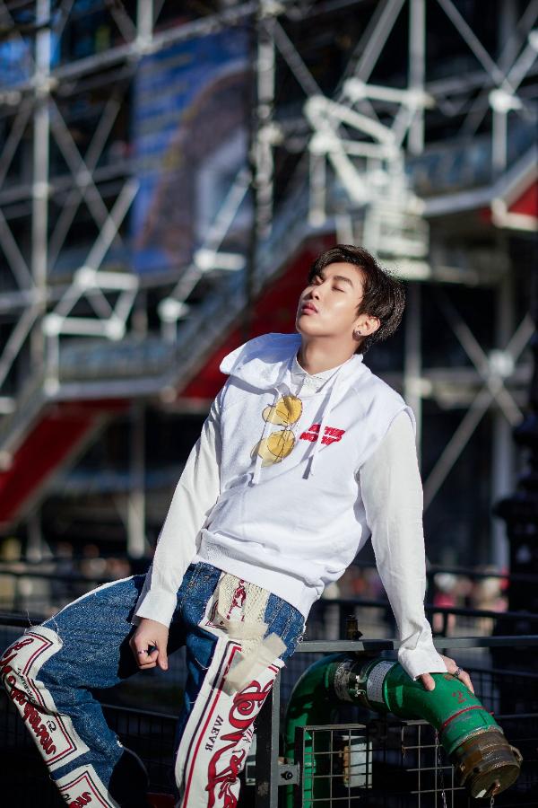 UNIQ周艺轩出席巴黎时装周 阳光下尽展街头潮酷时尚