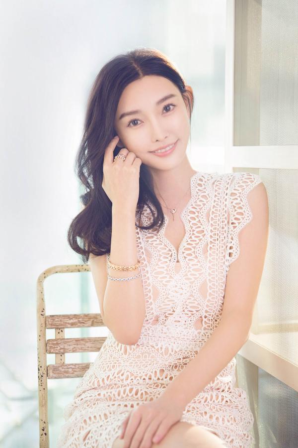 童菲拍摄新年珠宝大片&nbsp;清新淡雅气质脱俗