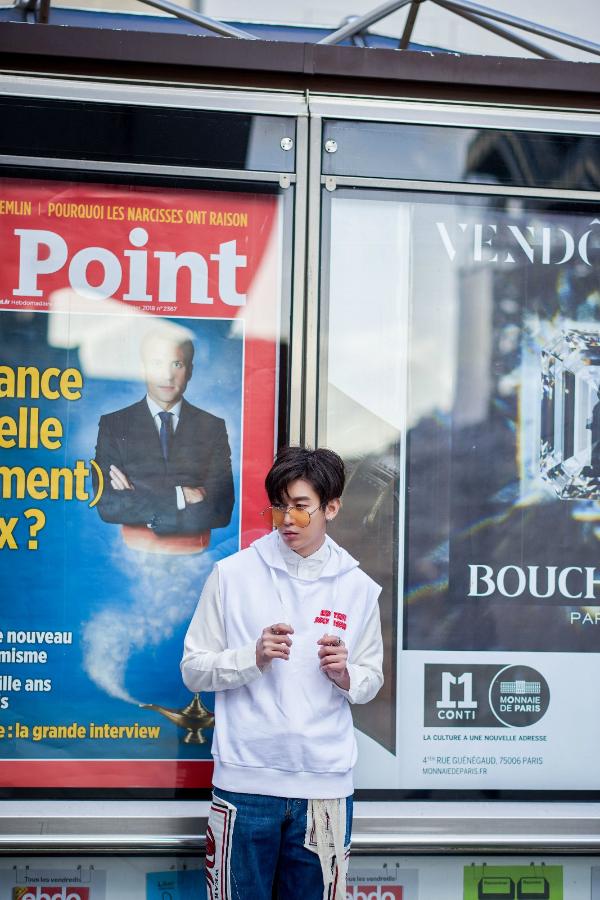 UNIQ周艺轩出席巴黎时装周 阳光下尽展街头潮酷时尚