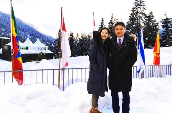 章泽天紧挽刘强东甜蜜合影&nbsp;小鸟依人撒狗粮