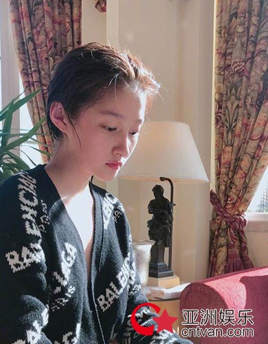 关晓彤素颜出镜&nbsp;头发微湿身穿家居服十分惬意！