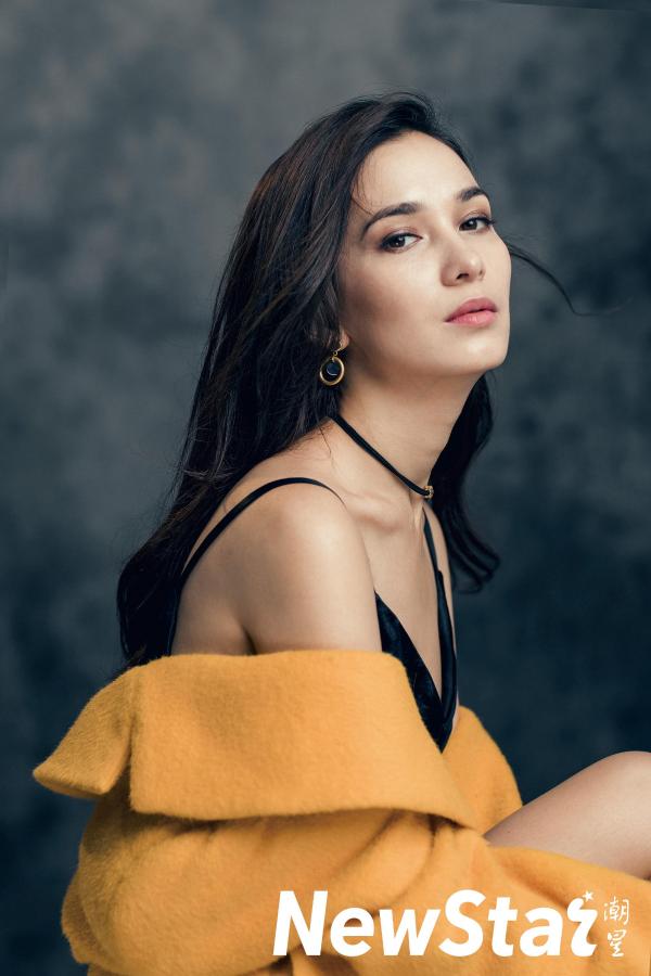 卢靖姗新年时尚杂志首封&nbsp;多样风格玩转fashion