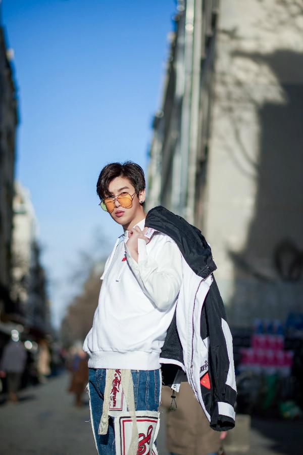 UNIQ周艺轩出席巴黎时装周 阳光下尽展街头潮酷时尚