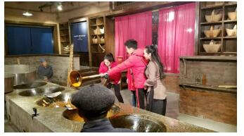 国民老公撸起袖子熬红糖 遵义土城古镇实力圈粉