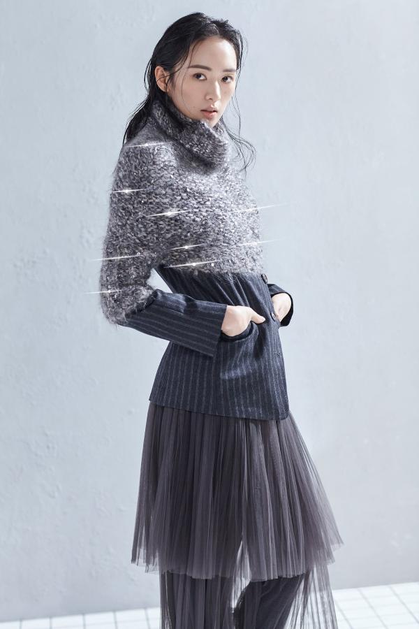 童瑶灰色系写真曝光&nbsp;简约大方个性十足