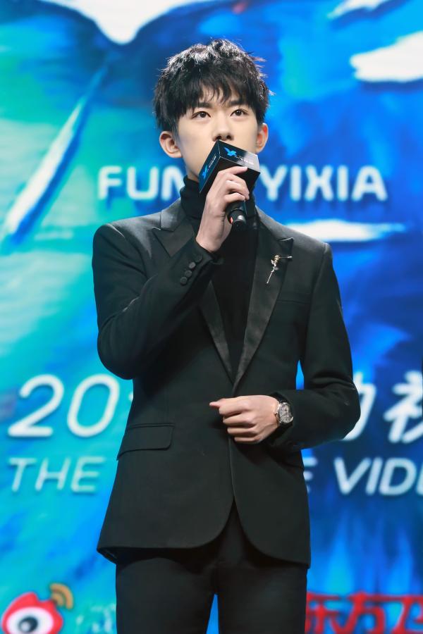 易烊千玺格莱美归来 首次亮相活动显少年绅士风