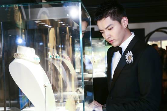 吴亦凡惊喜现身米兰时装周宝格丽活动