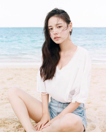 嫁太阳后更美了！闵孝琳海边晒辣照小露事业线