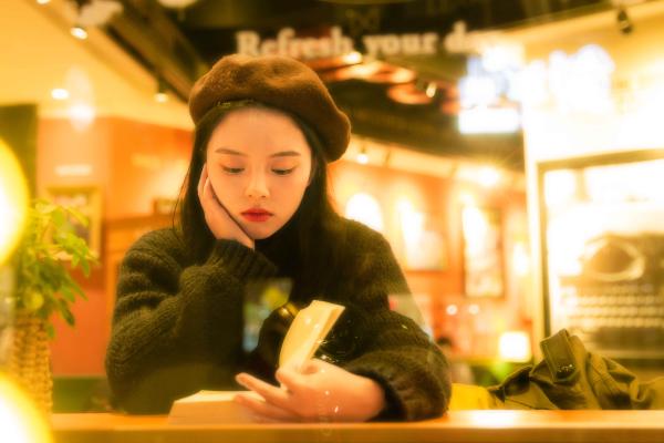 高煜霏曝最新写真&nbsp;文艺复古尽显女神范