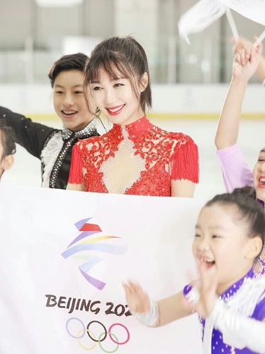 李菲儿北京八分钟亮相 曾参加张艺谋花滑综艺！