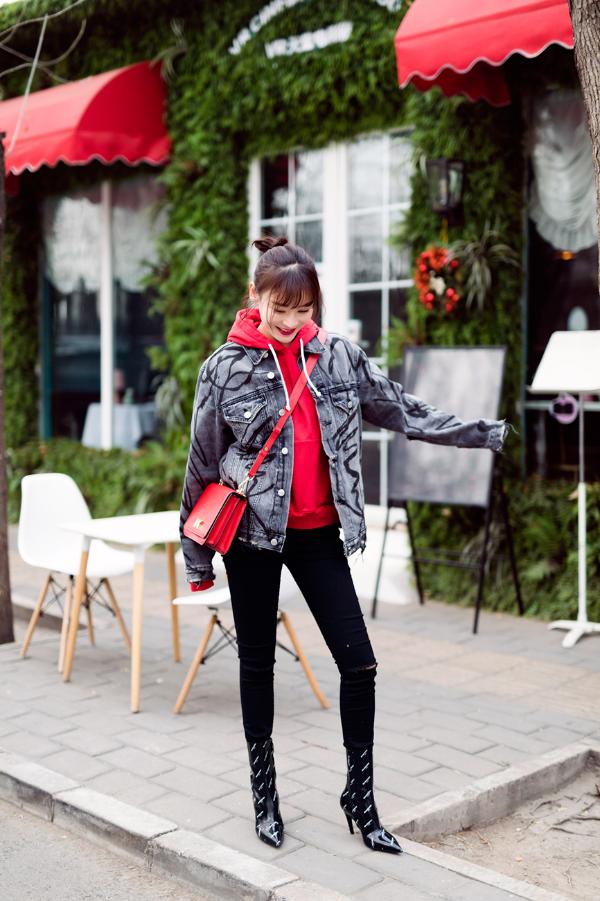 袁姗姗淡妆红唇甜美动人&nbsp;街拍大片年味十足