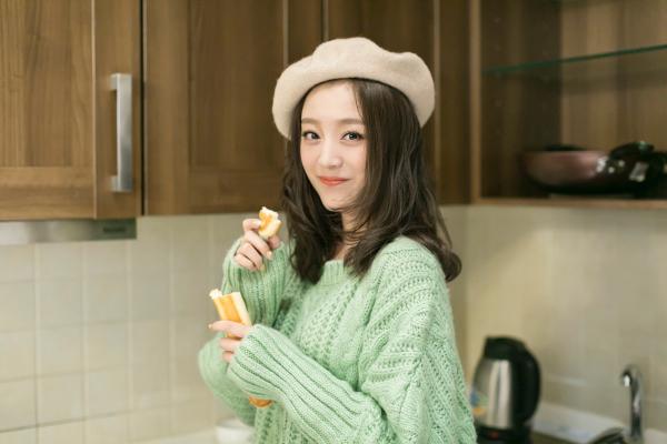 何花曝冬日写真 笑容明媚少女感十足