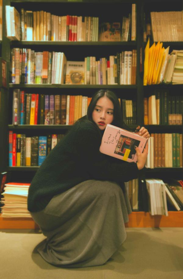 高煜霏曝最新写真&nbsp;文艺复古尽显女神范