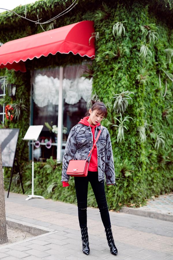 袁姗姗淡妆红唇甜美动人&nbsp;街拍大片年味十足