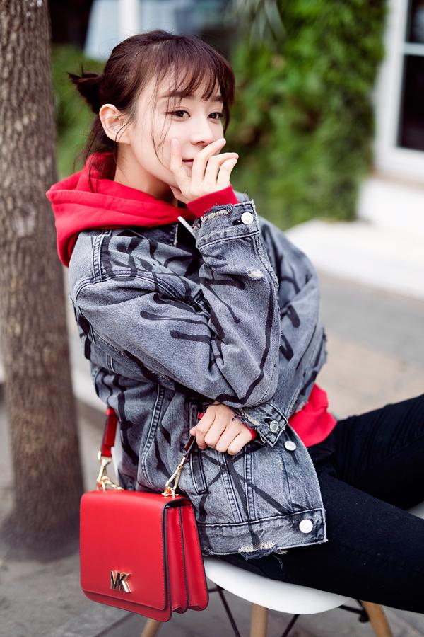 袁姗姗淡妆红唇甜美动人&nbsp;街拍大片年味十足