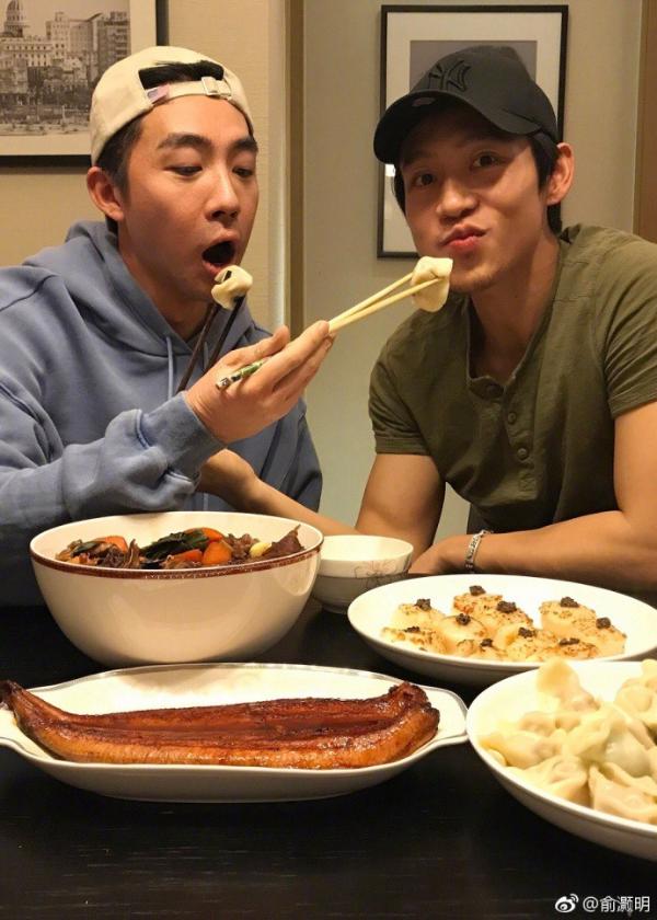 俞灏明小年夜约魏晨吃饺子 晒同框照网友感叹回忆杀