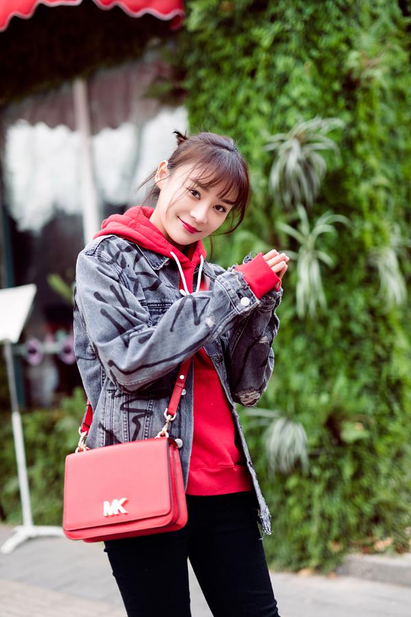 袁姗姗淡妆红唇甜美动人&nbsp;街拍大片年味十足