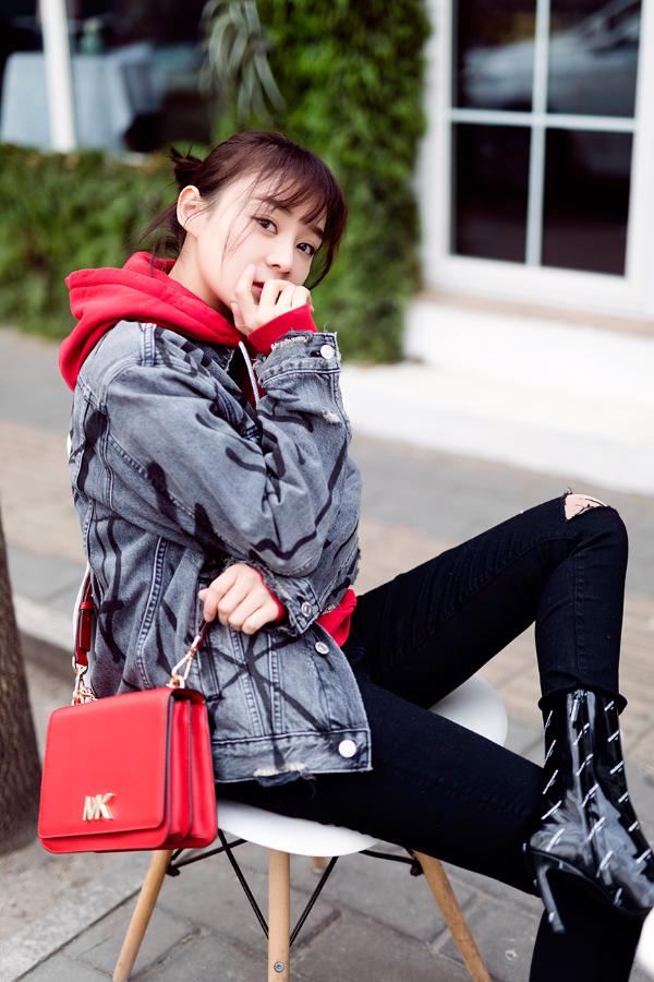 袁姗姗淡妆红唇甜美动人&nbsp;街拍大片年味十足