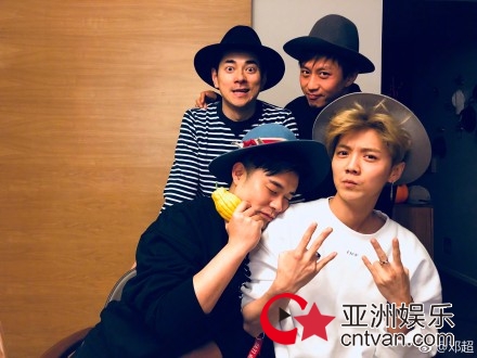 邓超生日 跑男团祝福！