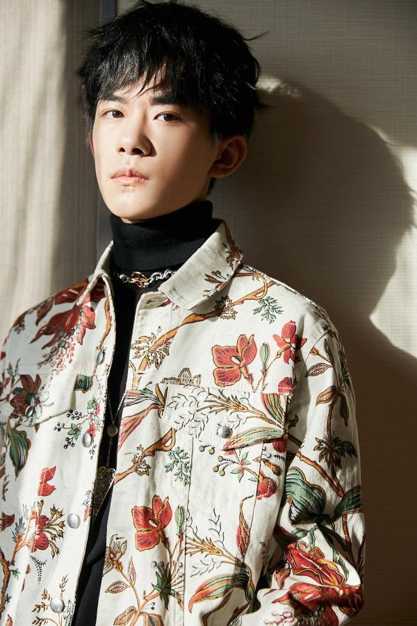 易烊千玺格莱美归来 首次亮相活动显少年绅士风