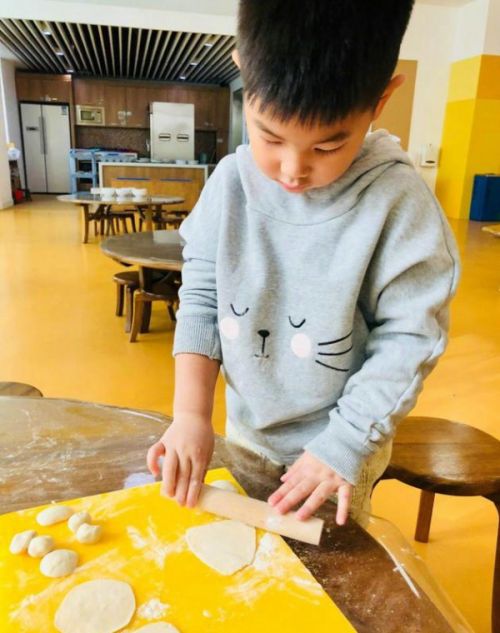 沙溢晒儿子包饺子照片 小鱼儿颇有厨师风范