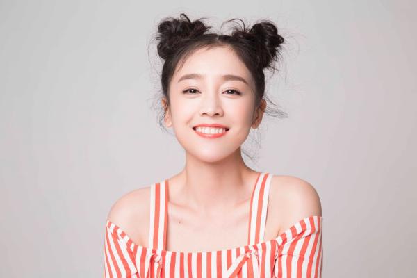 何花写真曝光 丸子头吸睛尽显灵动俏皮