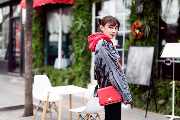 袁姗姗淡妆红唇甜美动人&nbsp;街拍大片年味十足