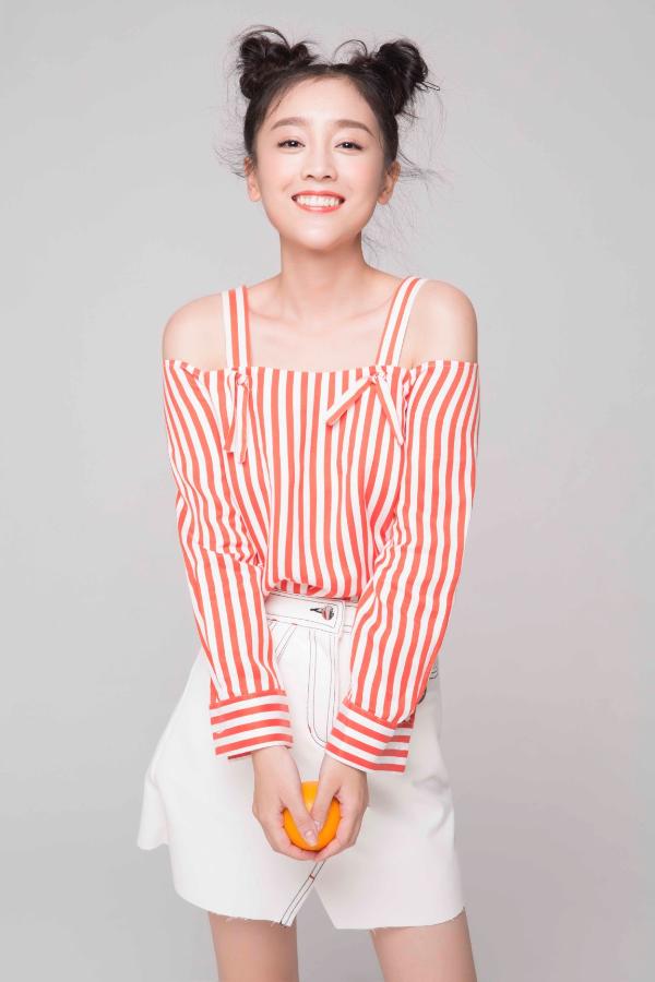 何花写真曝光 丸子头吸睛尽显灵动俏皮