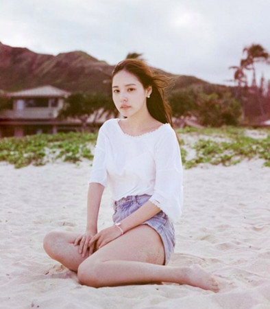 嫁太阳后更美了！闵孝琳海边晒辣照小露事业线