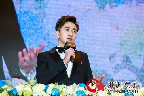 翟天临获年度公益人物