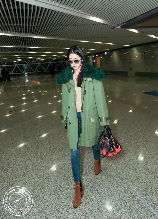 张碧晨最新街拍曝光 解锁秋冬时尚新穿法