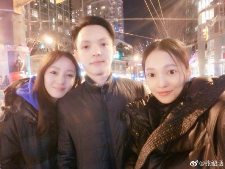 张韶涵晒与弟弟妹妹合照 姐弟三人长相神似！