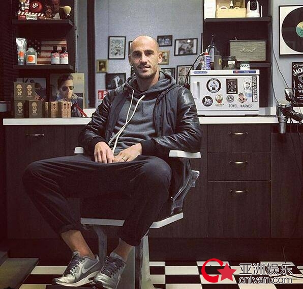 用眼皮子开啤酒瓶&nbsp;卡纳瓦罗绝活很多