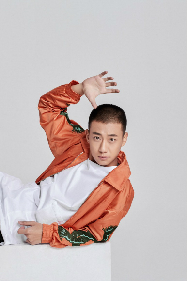 高至霆曝学生照撞脸韩国男团 实力反差萌惊呆网友