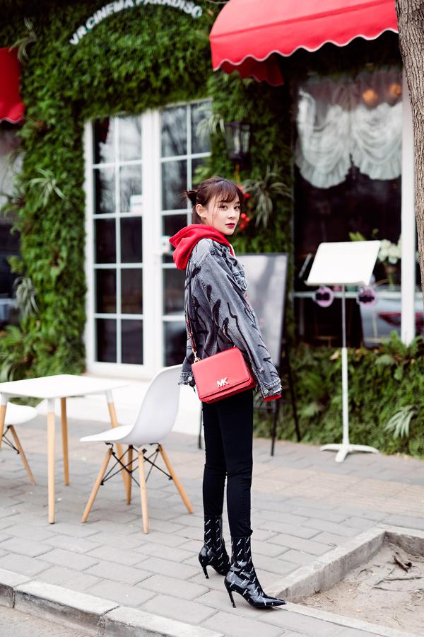 袁姗姗淡妆红唇甜美动人&nbsp;街拍大片年味十足