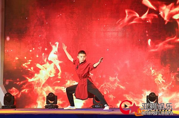 何炅获年度最受欢迎主持人 《孩子的最爱》收