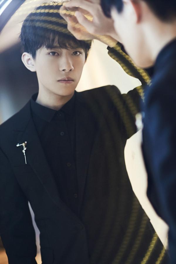 易烊千玺格莱美归来 首次亮相活动显少年绅士风