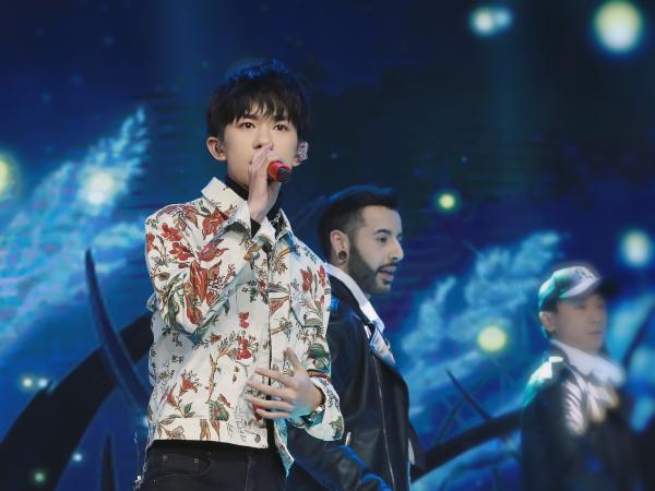 易烊千玺格莱美归来 首次亮相活动显少年绅士风