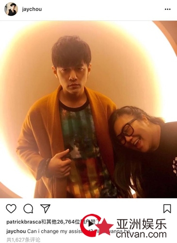 周杰伦疑晒彩排照 奶茶伦瘦出尖下巴了！