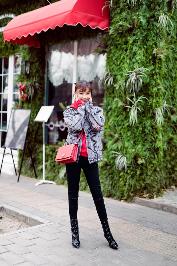 袁姗姗淡妆红唇甜美动人&nbsp;街拍大片年味十足