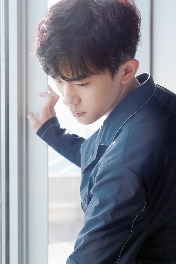 易烊千玺受邀登帝国大厦 少年归来前路可期