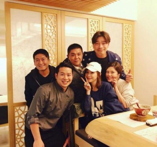 王心凌和好友聚会乐享美食 开心比V似少女