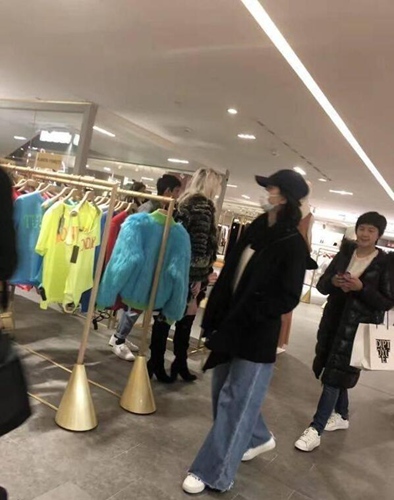 刘诗诗米兰逛街被偶遇 全副武装依旧被认出！