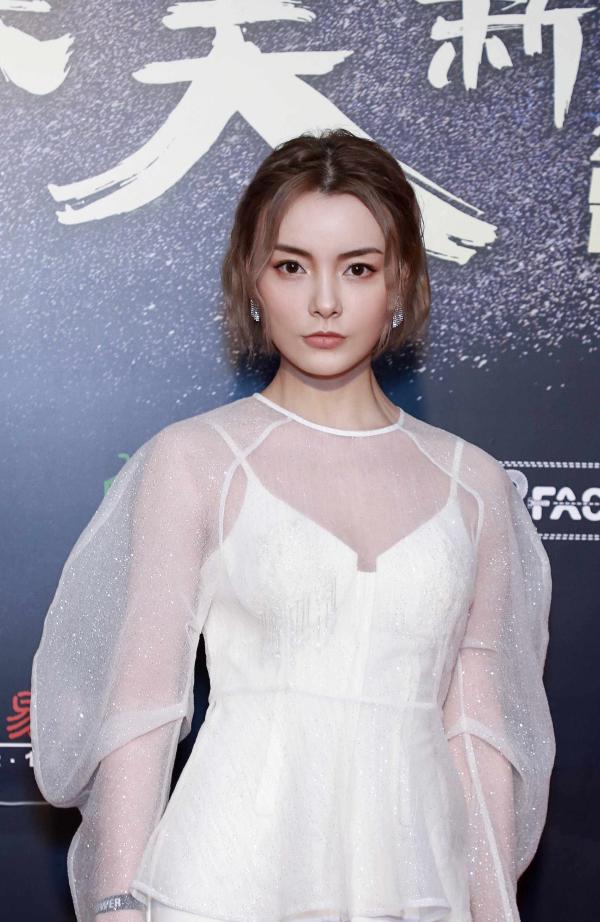 赵宇彤纯白造型亮相红毯 清纯脱俗宛若初雪