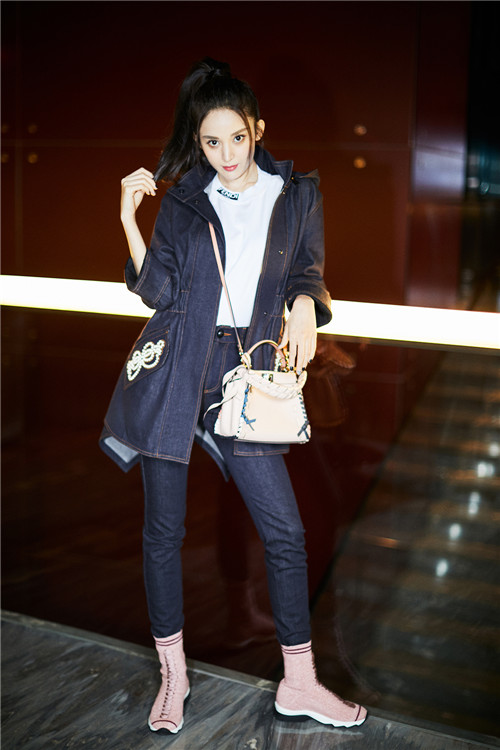 娜扎米兰时装周再出发 率性造型尽显大长腿