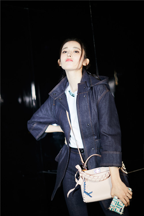 娜扎米兰时装周再出发 率性造型尽显大长腿