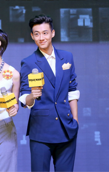 高至霆曝学生照撞脸韩国男团 实力反差萌惊呆网友