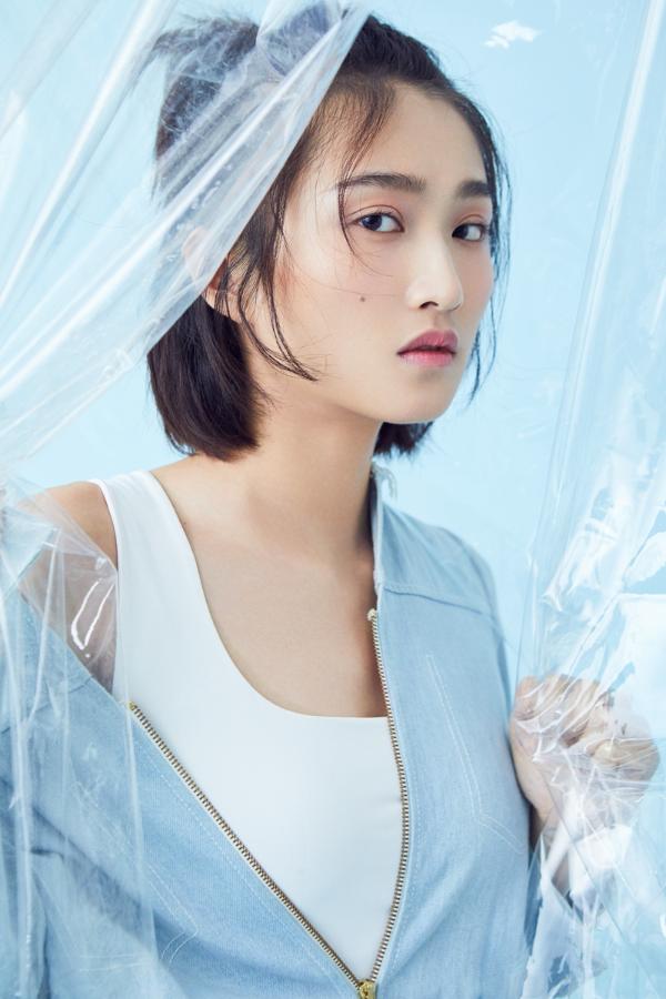 “氧气少女”王艺霏蓝色系大片 清新治愈有点帅