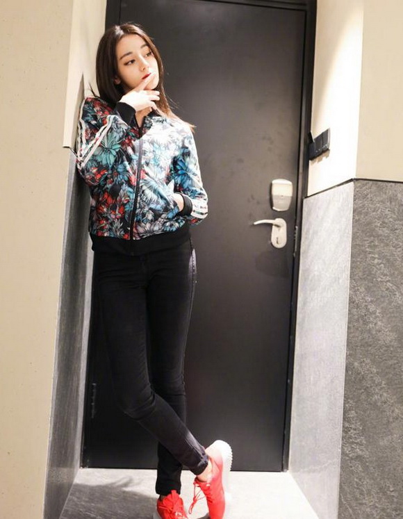 迪丽热巴诠释千面女郎，素雅明艳全hold住